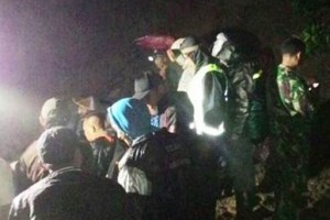 Sejumlah aparat besama masyarkat saat mencari kakek Sarkawi yang tertimbun longsor.